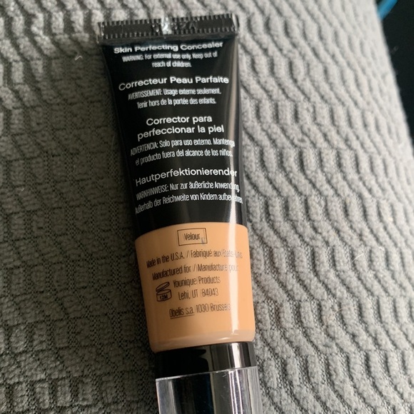 Younique Concealer (velour) - Picture 2 of 2